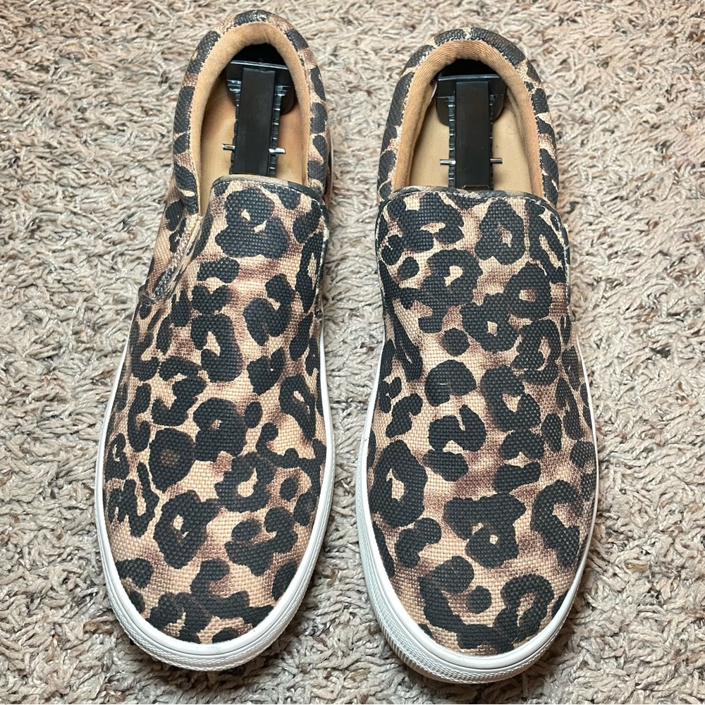 Steve Madden Gills Leopard/Cheetah print slip on platform canvas Sneaker size 10